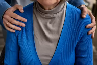 10 фраз поддержки, которые делают боль близкого сильнее